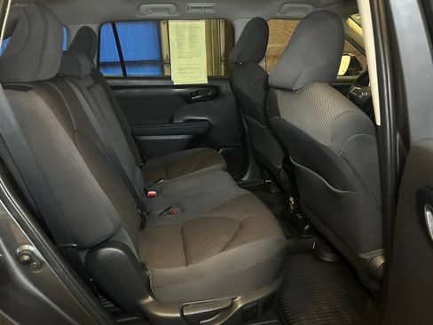 Used 2023 Toyota Highlander L FWD image 17