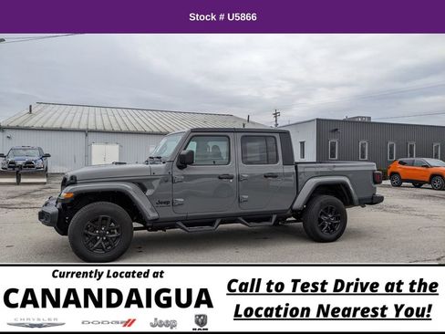 Used 2022 Jeep Gladiator Sport image 4