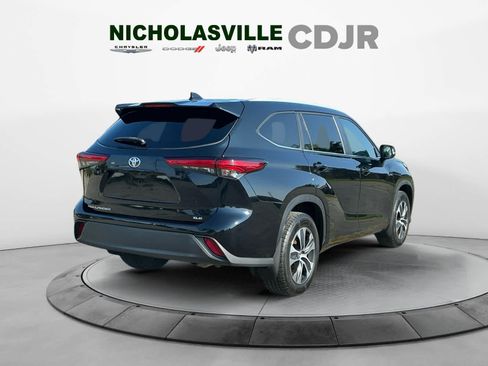 Used 2023 Toyota Highlander XLE FWD image 5