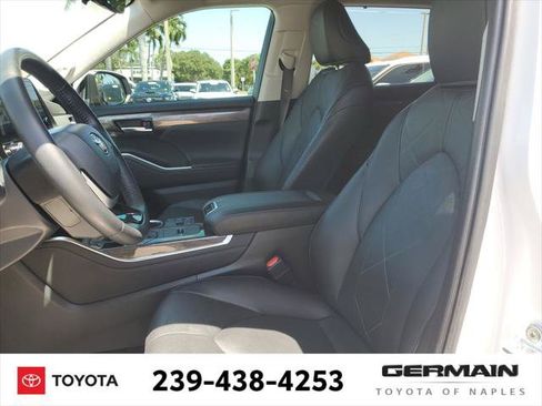 Certified 2024 Toyota Highlander Platinum FWD image 19