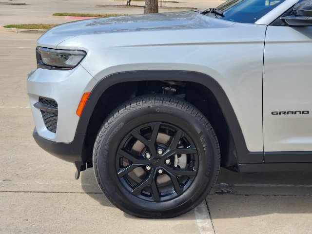 Used 2025 Jeep Grand Cherokee Altitude RWD image 8