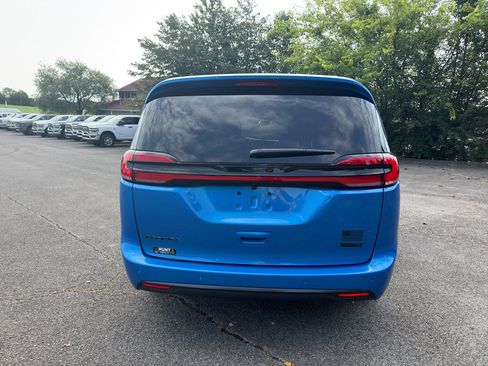 New 2027 Chrysler Pacifica Select FWD image 6