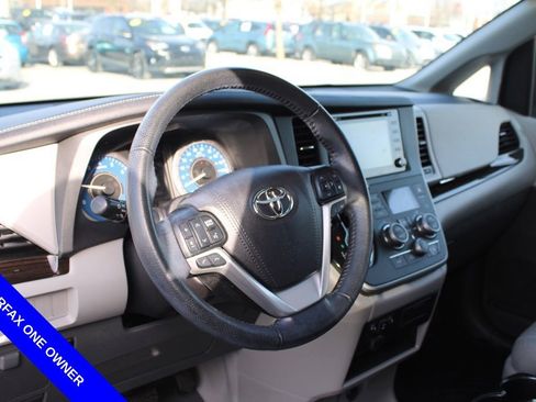 Used 2020 Toyota Sienna XLE w/ XLE Navigation Package image 18