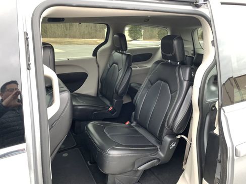 Used 2020 Chrysler Voyager Lxi w/ Cold Weather Group image 24