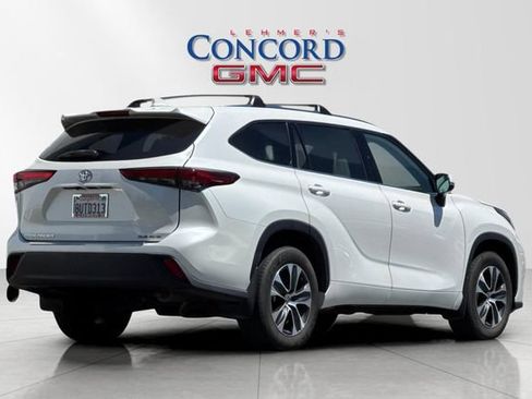 Used 2021 Toyota Highlander XLE AWD/4WD image 4