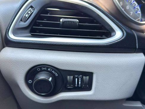 Used 2020 Chrysler Voyager Lxi image 36