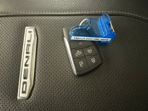 Used 2024 GMC Sierra 2500 Denali w/ Denali Reserve Package AWD/4WD image 35