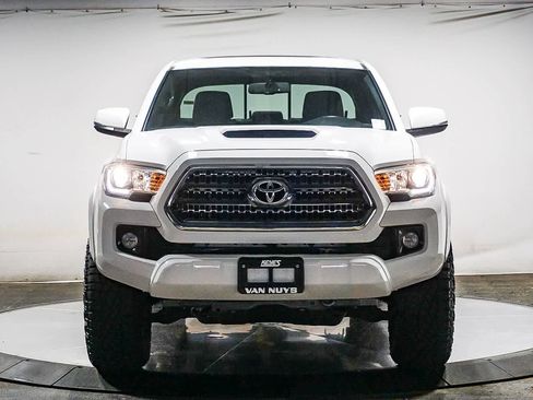 Used 2017 Toyota Tacoma TRD Sport AWD/4WD image 2