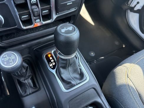 Used 2025 Jeep Wrangler Unlimited Sahara image 16