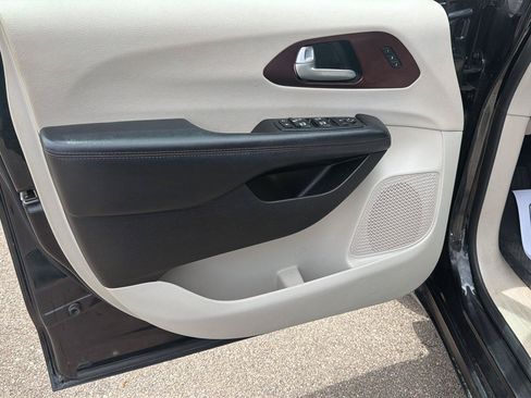 Used 2017 Chrysler Pacifica Limited w/ Advanced Safetytec Group FWD image 13