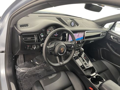 Certified 2025 Porsche Macan S AWD/4WD image 4