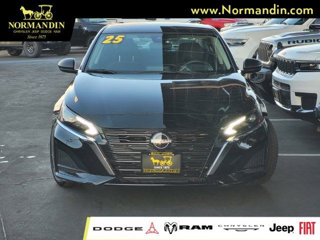 Used 2025 Nissan Altima 2.5 SV FWD image 2