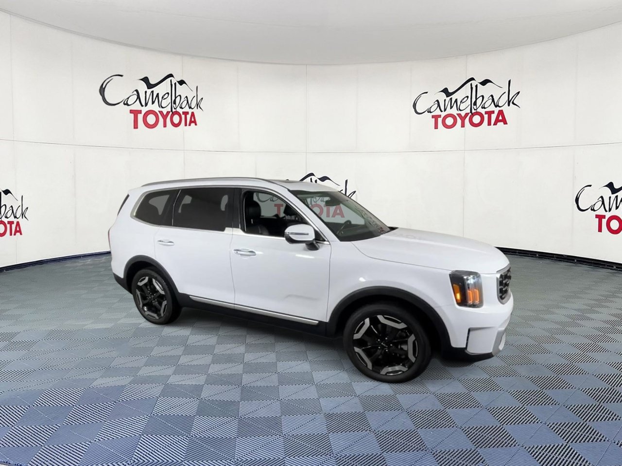 Used 2025 Kia Telluride S FWD image 2