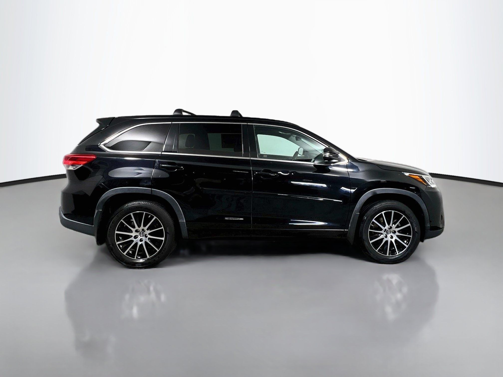 Used 2018 Toyota Highlander SE w/ Carpet Mat Package (TMS) AWD/4WD image 3