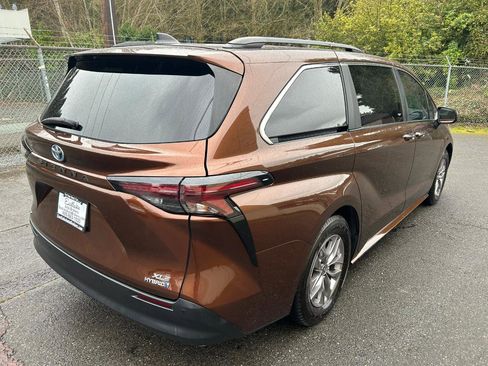 Used 2023 Toyota Sienna XLE w/ XLE Plus Package image 5