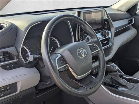 Used 2023 Toyota Highlander XLE FWD image 9