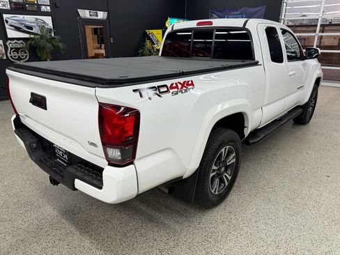 Used 2018 Toyota Tacoma TRD Sport AWD/4WD image 5