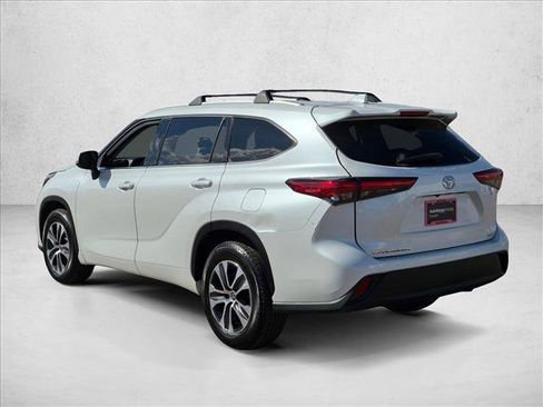 Used 2022 Toyota Highlander XLE FWD image 9