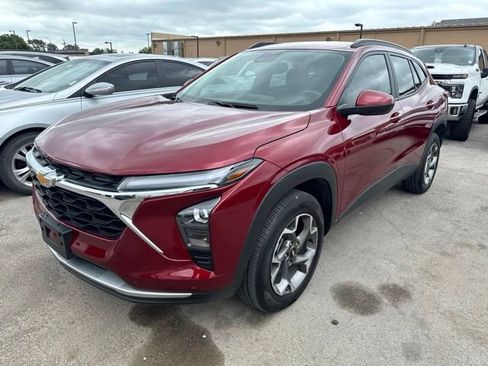 Used 2025 Chevrolet Trax LT w/ LT Convenience Package FWD image 3
