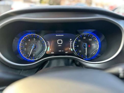 Used 2026 Chrysler Pacifica Select image 11