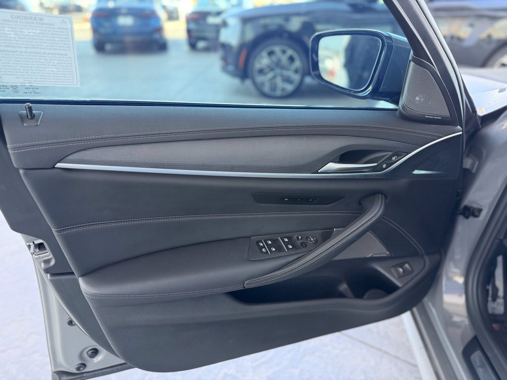 Used 2022 BMW M550i xDrive AWD/4WD image 9