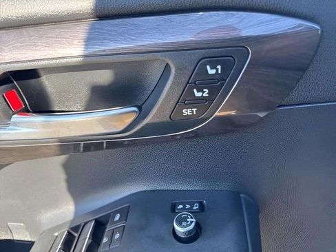 Used 2023 Toyota Highlander Limited image 14