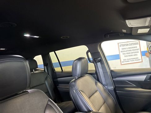 Used 2025 Buick Enclave Preferred AWD/4WD image 36
