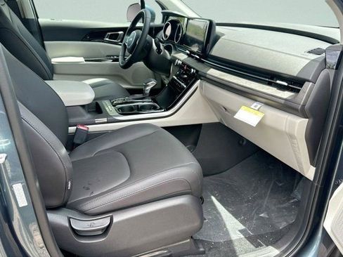 Used 2024 Kia Carnival EX image 10