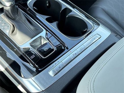 Used 2024 Kia Carnival EX image 31