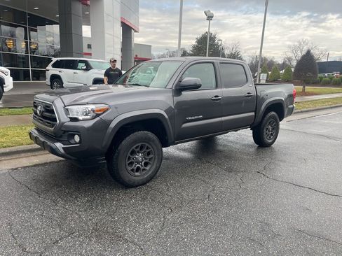 Used 2017 Toyota Tacoma SR5 w/ Tow Package image 3