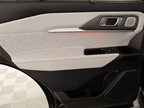 Used 2025 Ford Explorer Platinum w/ Ultimate Package image 19