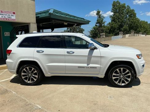 Used 2018 Jeep Grand Cherokee Overland AWD/4WD image 8