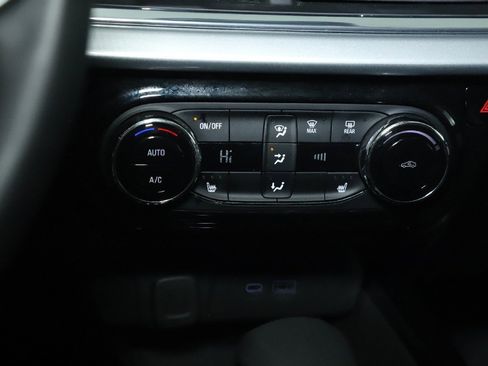 Used 2025 Chevrolet Trax LT w/ LT Convenience Package image 26