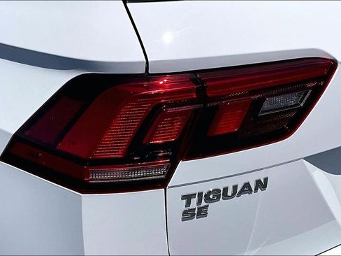 Used 2021 Volkswagen Tiguan SE AWD/4WD image 30