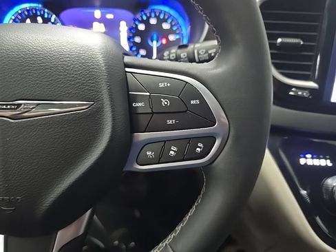 Used 2024 Chrysler Pacifica Touring-L FWD image 21