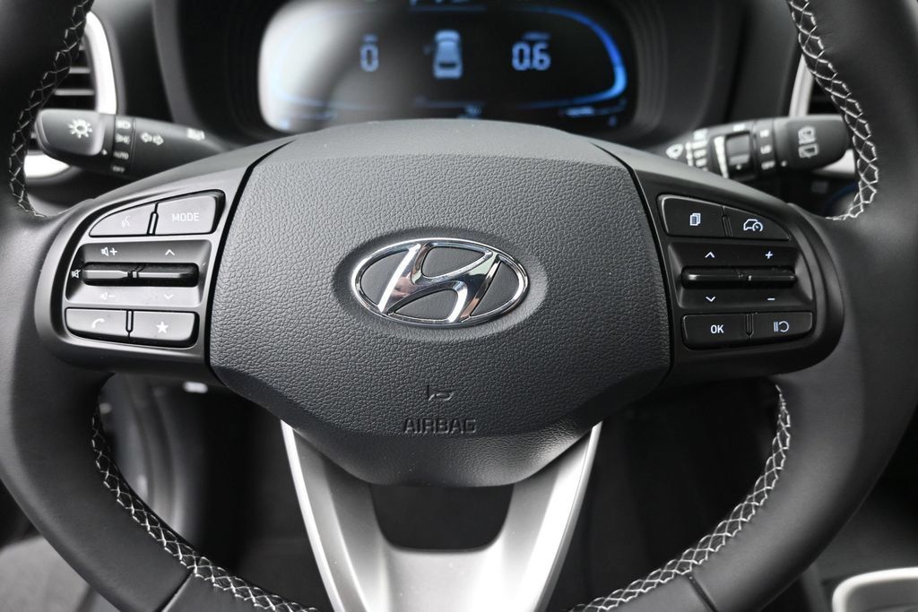 Used 2025 Hyundai Venue SEL FWD image 20