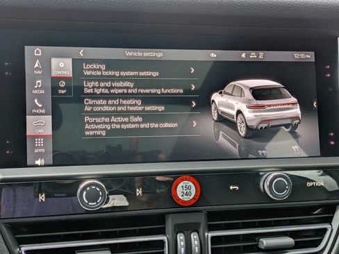 Used 2025 Porsche Macan image 18