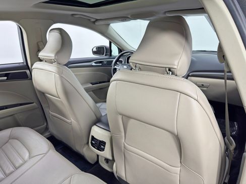 Used 2017 Ford Fusion SE w/ Fusion SE Technology Package image 30