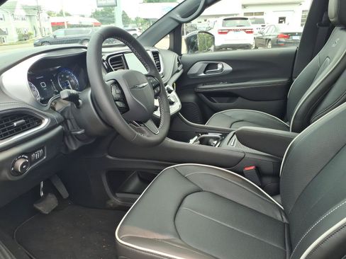 New 2026 Chrysler Pacifica Limited w/ S Appearance Package AWD/4WD image 9