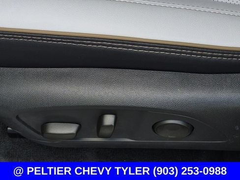 Used 2025 Chevrolet Traverse High Country FWD image 40