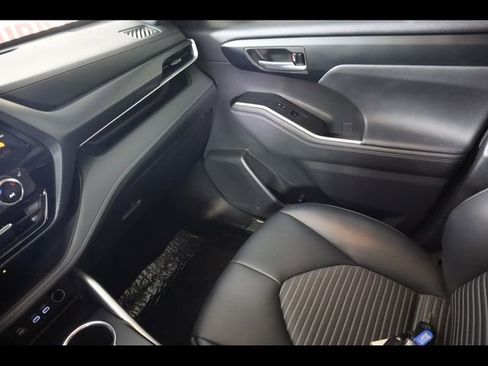 Used 2023 Toyota Highlander XSE FWD image 16