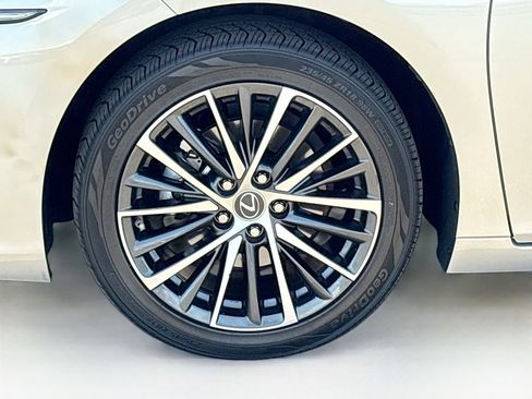 Used 2024 Lexus ES 300h w/ Premium Package FWD image 30