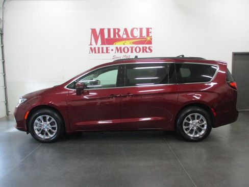 Used 2022 Chrysler Pacifica Touring-L image 2