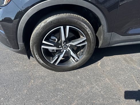 Used 2024 Volvo XC40 B5 Core image 11