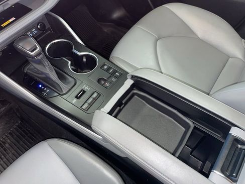 Used 2023 Toyota Highlander XLE image 9