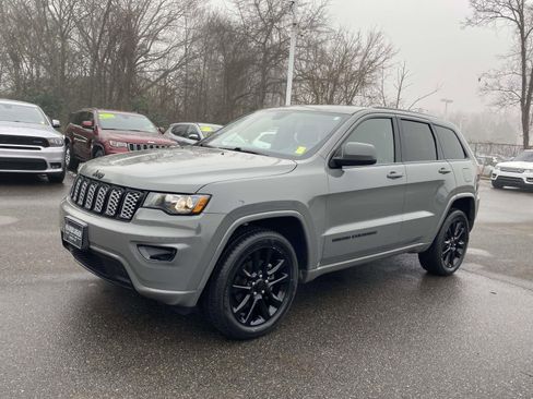 Used 2020 Jeep Grand Cherokee Altitude image 3