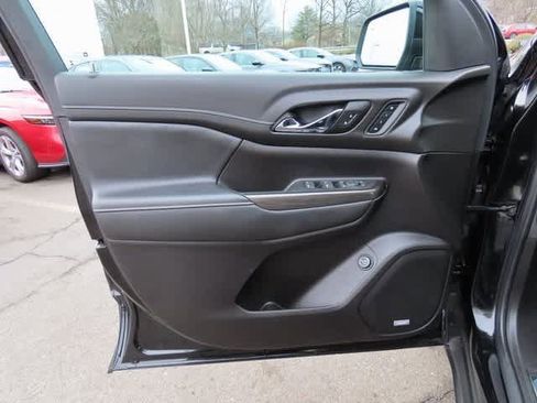 Used 2023 GMC Acadia SLT w/ Preferred Package image 17