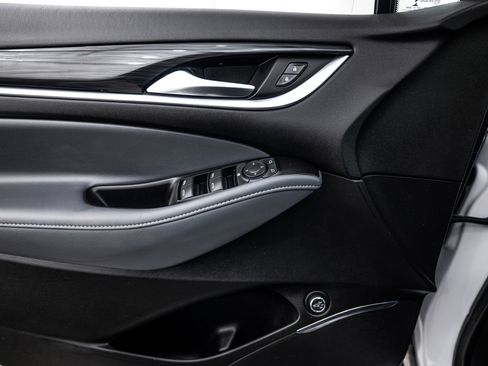 Used 2020 Buick Enclave Essence image 12