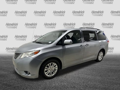 Used 2013 Toyota Sienna XLE image 5