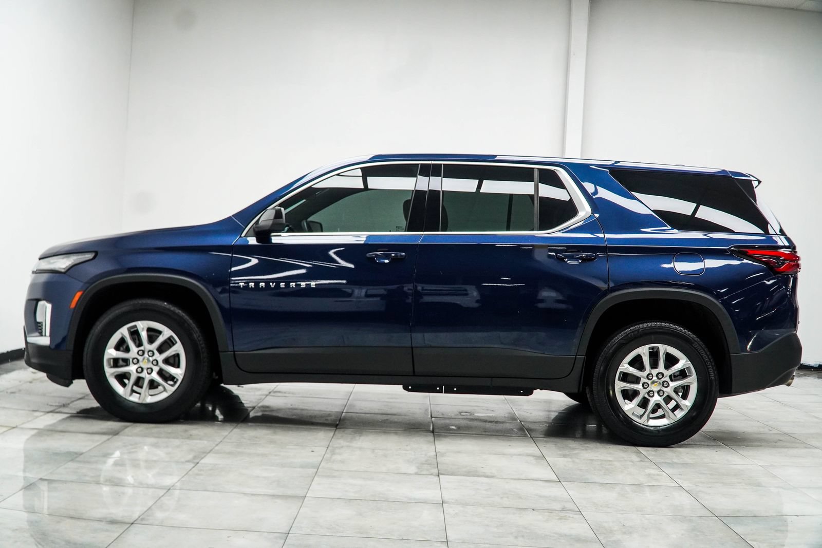 Used 2023 Chevrolet Traverse LS FWD image 10